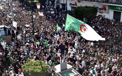 Des milliers de manifestants dans la rue, ce samedi matin, 22 février, pour le 1er anniversaire du mouvement populaire.