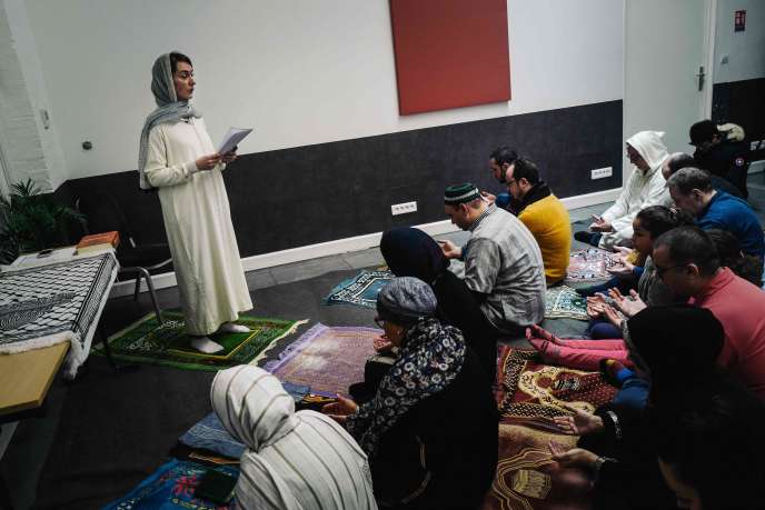 La première femme imame d’origine algérienne, Kahina Bahloul, a donné son premier prêche de vendredi dans une mosquée mixte à Paris, rapporte le quotidien français Le Monde. 
