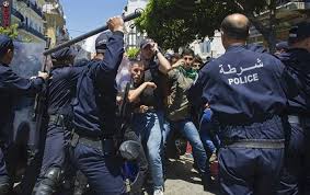 Procès de Karim Tabbou : la police réprime les citoyens