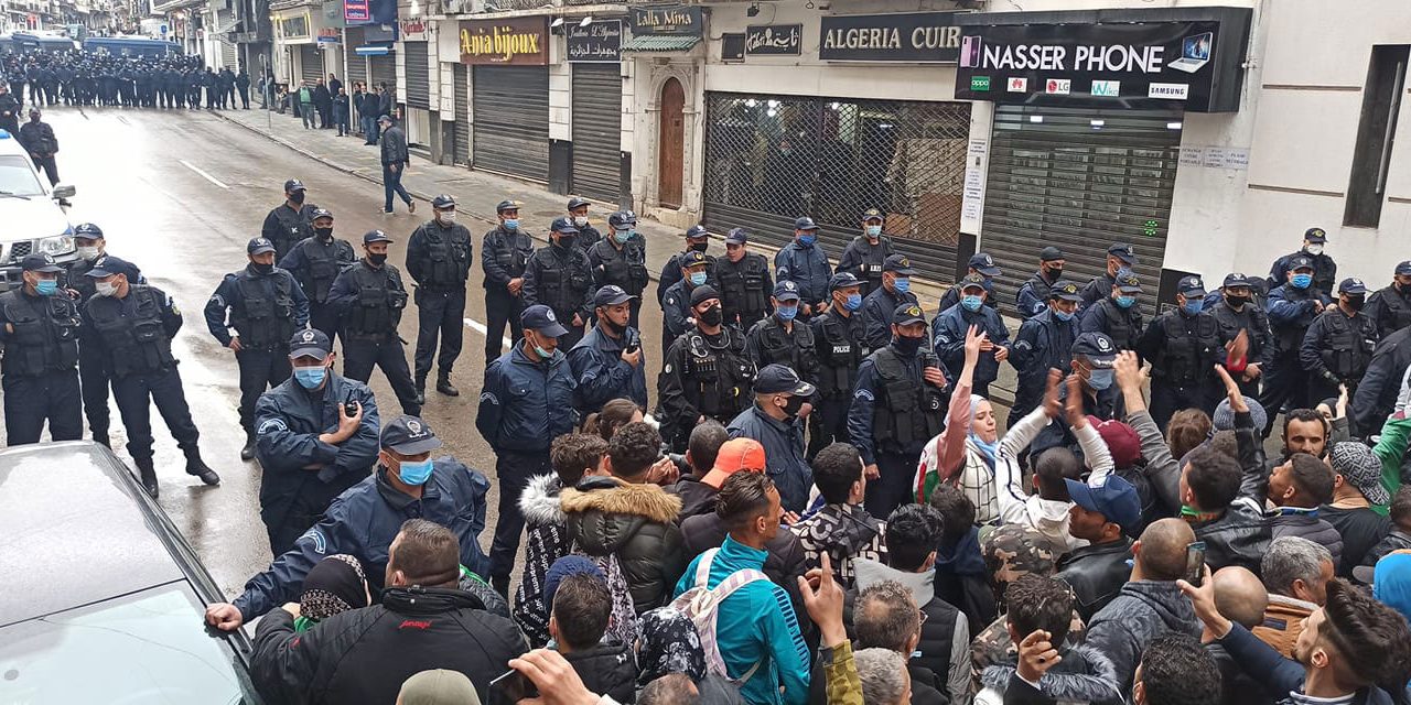 Les manifestants tentent de forcer le double barrage dressé par les forces de l’ordre au centre ville à l’occasion du deuxième anniversaire du Hirak