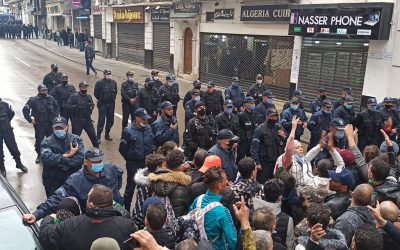 Les manifestants tentent de forcer le double barrage dressé par les forces de l&rsquo;ordre au centre ville à l&rsquo;occasion du deuxième anniversaire du Hirak